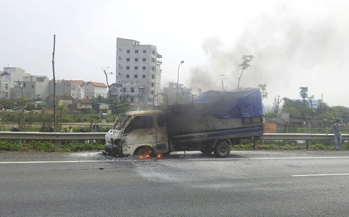 Xe tải bốc cháy ngùn ngụt trên Đại lộ Thăng Long