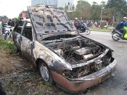 Một chiếc ô tô bị cháy khi đang lưu thông trên đường
