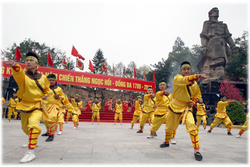 Múa võ dưới chân tượng đài Quang Trung - Ảnh: Ngọc Thắng