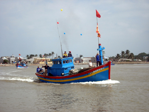 Tàu cá của ngư dân Sa Huỳnh, xã Phổ Thạnh, H.Đức Phổ (Quảng Ngãi) rẽ sóng tiến ra khơi xa - Ảnh: Hiển Cừ
