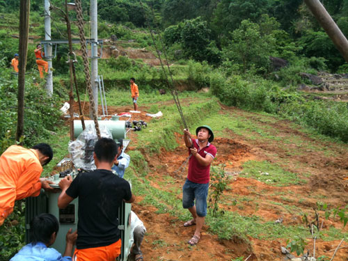 Lắp đặt trạm biến áp 160KVA ở thôn Ngàn Vàng Giữa, xã Đồng Tâm, H.Bình Liêu - Ảnh: Nguyễn Quý