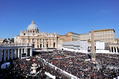 Biển người tiễn biệt Giáo hoàng Benedict XVI