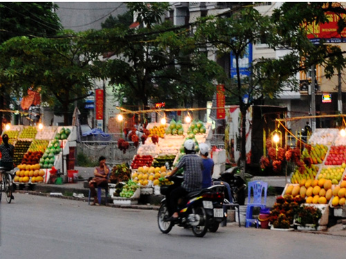 Dù cấm, đèn sợi đốt vẫn được mua bán công khai