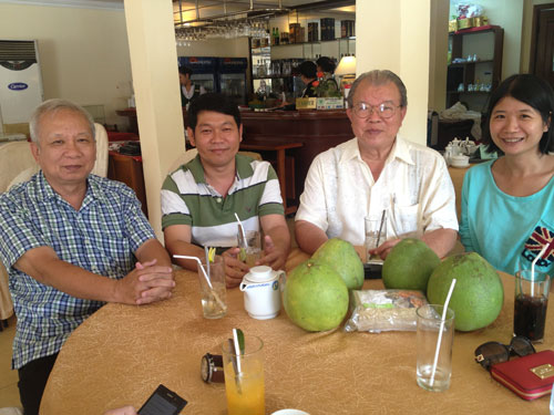 Giáo sư Võ Tòng Xuân cùng các cựu sinh viên khoa Nông nghiệp ĐH Cần Thơ