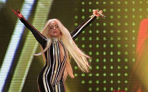 Lady Gaga tạm ngừng biểu diễn vì viêm khớp