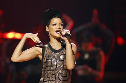 Rihanna bị fan tấn công vì quay lại với Chris Brown