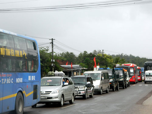 Xe khách đấu đầu xe tải, ách tắc giao thông trên 10 km 2