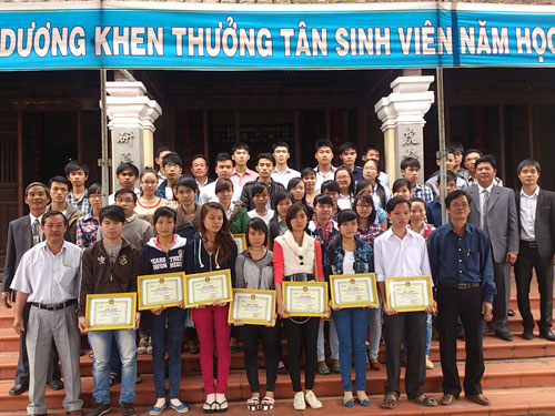 Khen thưởng 49 tân sinh viên tại đình làng