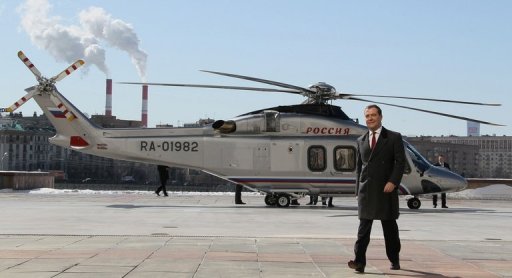 Thủ tướng Nga đi làm bằng trực thăng