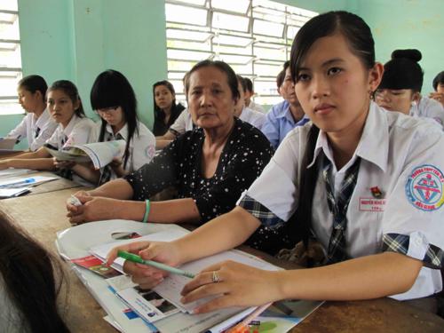 Cô Thái Thị Hai, 65 tuổi và cháu ngoại Nguyễn Hồng Ngọc nghe tư vấn tại lớp 12B5