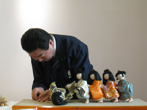 Nghệ nhân Masaru Aoki thực hiện công việc phục chế búp bê