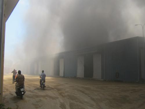 Cháy lớn kho chứa phụ tùng xe máy 2