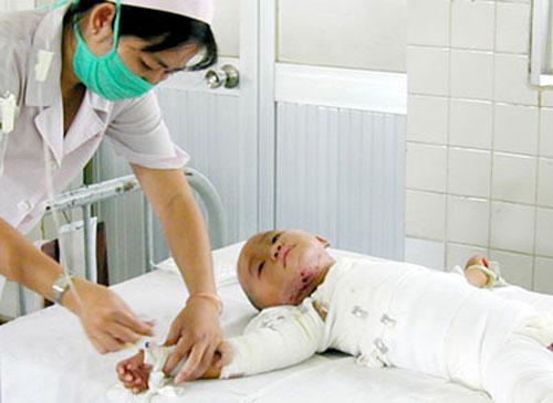 Chăm sóc bệnh nhi tại Bệnh viện Nhi đồng 1 - Ảnh: Mai Hải