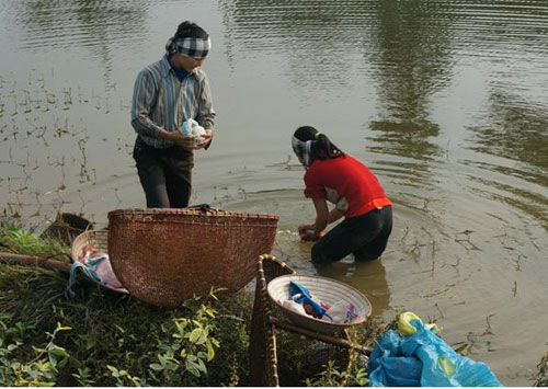 Kết thúc buổi dậm, họ thay áo, rửa chân tay