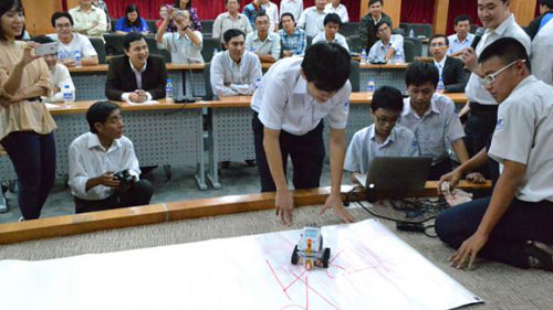 Học sinh biểu diễn điều khiển robot bằng lập trình Pascal