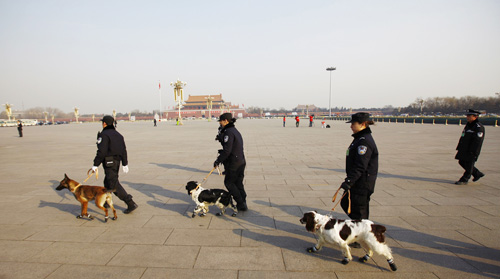 Cảnh sát Trung Quốc tuần tra bên ngoài cuộc họp quốc hội ngày 5.3 