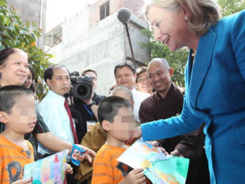 Cựu ngoại trưởng Mỹ Hillary Clinton thăm các trẻ nhiễm HIV tại chùa Ngọc Lâm, Hà Nội (năm 2010)