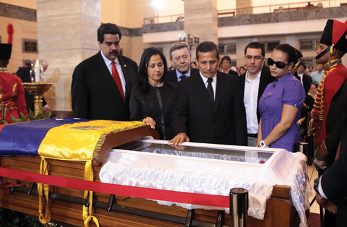 Phó tổng thống Venezuela Nicolas Maduro (trái) cùng Tổng thống Peru Ollanta Humala (giữa) viếng linh cữu của ông Chavez