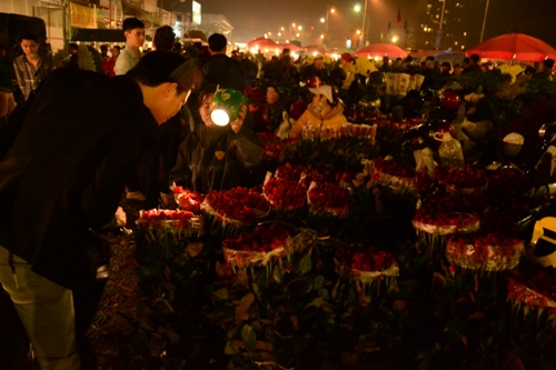 Chợ hoa đêm Quảng Bá tấp nập nhộn nhịp trong đêm trước ngày 8.3