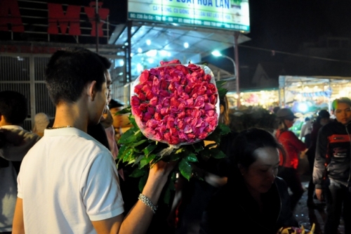 Hoa hồng phớt có giá rẻ hơn chỉ 50.000 ngàn đồng/bó 30 bông