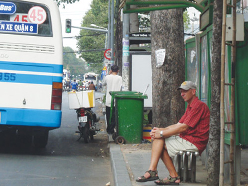 Nhà chờ xe buýt trước số 135 Trần Hưng Đạo, Q.1 luôn có 2 thùng rác bên cạnh
