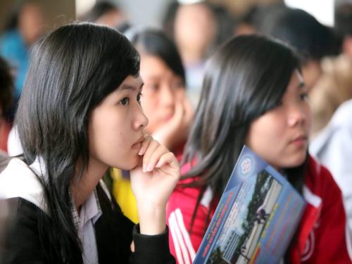 Học sinh Trường THPT Chu Văn An (cách hội trường 4km) chăm chú theo dõi chương trình truyền hình trực tiếp. Chỉ mới khoảng 7 giờ sáng, gần 300 học sinh của trường đã tập trung trước màn hình lớn để theo dõi chương trình
