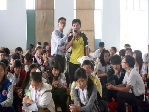 Học sinh đặt câu hỏi kết nối trực tiếp từ Trường THPT Chu Văn An đến hội trường