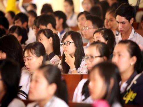 Theo dõi, suy ngẫm, chọn trường tại buổi truyền hình trực tiếp tại hội trường Trung tâm văn hóa tỉnh Ninh Thuận