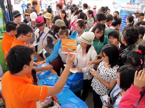 Đĩa CD hướng dẫn ôn tập và luyện thi trắc nghiệm của Báo Thanh Niên phát cho học sinh tỉnh Ninh Thuận hết sạch trong vòng… 15 phút