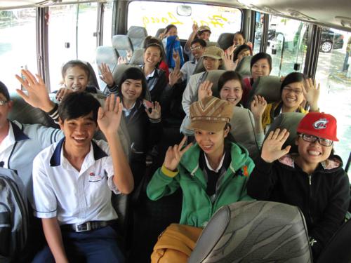 Học sinh từ nhiều trường phổ thông ở các huyện đi xe buýt đến chương trình. Có tất cả 11 trường THPT ở các huyện và 8 trường tại TP. Phan Rang tham gia. Có trường xa trung tâm gần 70km (THPT Bác Ái), 40 km (THPT Nguyễn Du, THPT Trường Chinh) đến từ sáng sớm và ở lại cả ngày để tham gia tất cả hoạt động của chương trình