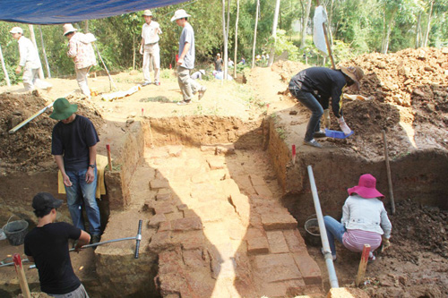 Đoạn thành cổ phía đông kinh đô cổ Trà Kiệu được đoàn khảo cổ phát hiện
