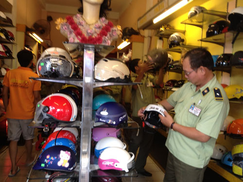 Lực lượng QLTT kiểm tra các cơ sở bán mũ bảo hiểm vào sáng 11.3 