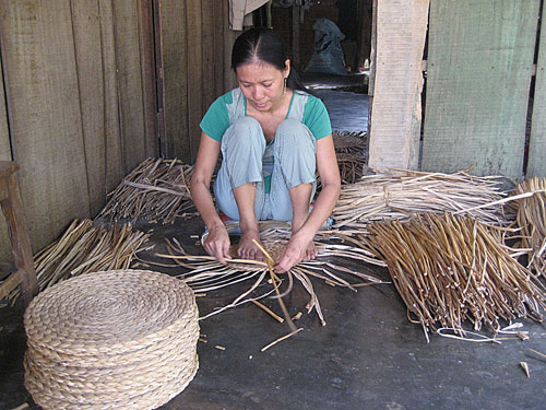Nghề đan thảm lục bình được dạy rộng rãi ở Vĩnh Long nhưng chưa mang lại thu nhập ổn định cho người học