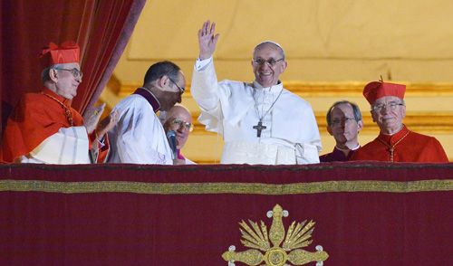Tân Giáo hoàng Francis vẫy chào tín hữu 