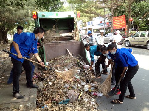 Thanh niên tình nguyện dọn rác trên tuyến đường số 7, P.Bình Trị Đông B, Q.Bình Tân, TP.HCM