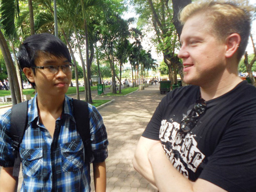 Huỳnh Minh Quang trò chuyện cùng du khách nước ngoài