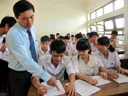 Ths Đặng Kiên Cường, Trường ĐH Nông lâm TP.HCM hướng dẫn cách ghi hồ sơ cho HS trường THPT Nguyễn Diêu