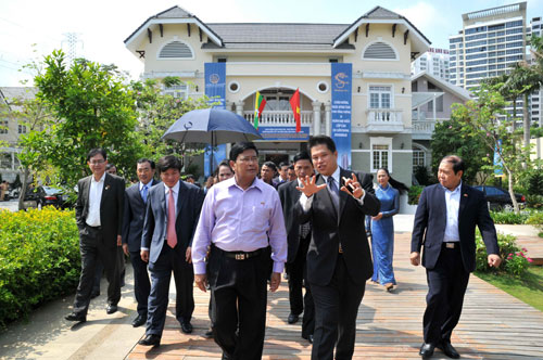 Phó tổng thống Nyan Tun (áo sáng ở giữa)