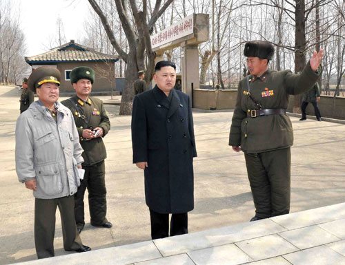 Lãnh đạo Kim Jong-un (giữa), thị sát đơn vị 1973 ngày 22.3 