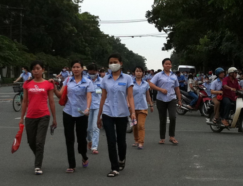 Công nhân KCX Tân Thuận gặp không ít khó khăn vì thiếu điểm sát hạch lái xe mô tô, khám bảo hiểm y tế