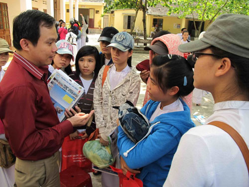 ThS Cổ Tấn Anh Vũ (Trường ĐH Giao thông vận tải TP.HCM) và TS Trần Thanh Long (Trường ĐH Kinh tế - luật TP.HCM) tư vấn ngành nghề cho học sinh trong chương trình tư vấn lớp 