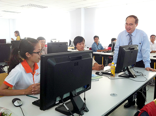 Phó thủ tướng Nguyễn Thiện Nhân trao đổi với sinh viên Trường đại học Việt - Đức