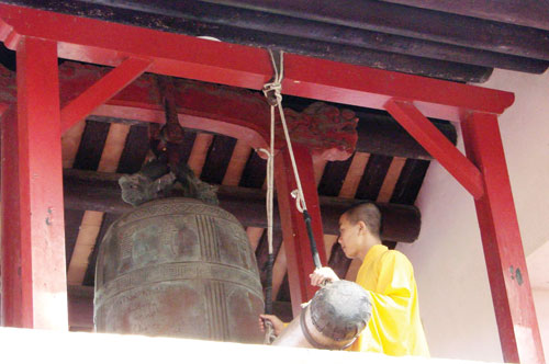 Nhà sư trẻ đang giữ hạnh nguyện đánh chuông chùa Thiên Mụ 