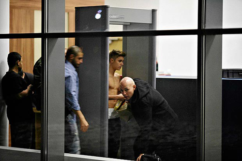 Justin Bieber cởi trần khoe nội y tại sân bay Ba Lan
