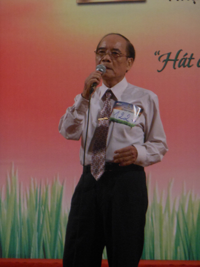 Thí sinh Trần Kim Định (79 tuổi, SBD 122 A) là một trong hai thí sinh cao tuổi nhất có mặt tại vòng bán kết 1