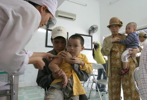Tiêm vắc xin cho trẻ em ở Hà Nội
