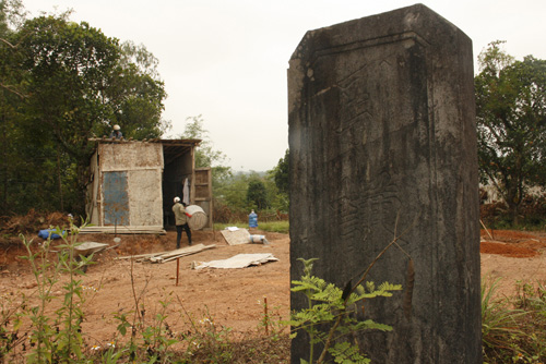 Bia Dẫn Khiêm Sơn trên ụ đất còn lại bên công trình nhà ở đang xây dựng