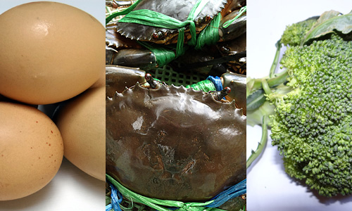 Các thực phẩm như trứng, cua, bông cải xanh... giàu can xi và ma giê giúp cải thiện chứng đau đầu