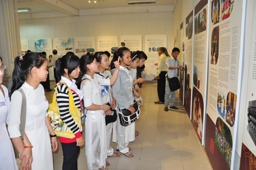 Đông đảo người dân và du khách đến tham quan cuộc trưng bày 2
