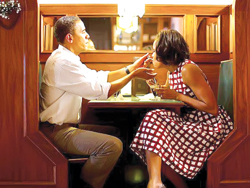 Bức ảnh vợ chồng Obama gây sốt